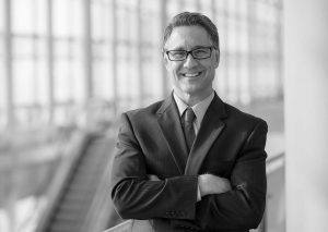 Empresario sonriendo en blanco y negro