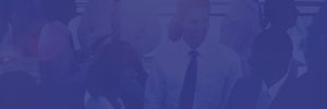Personas de negocios hablando con transparencia azul