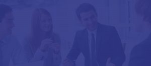 Personas trabajando con transparencia azul