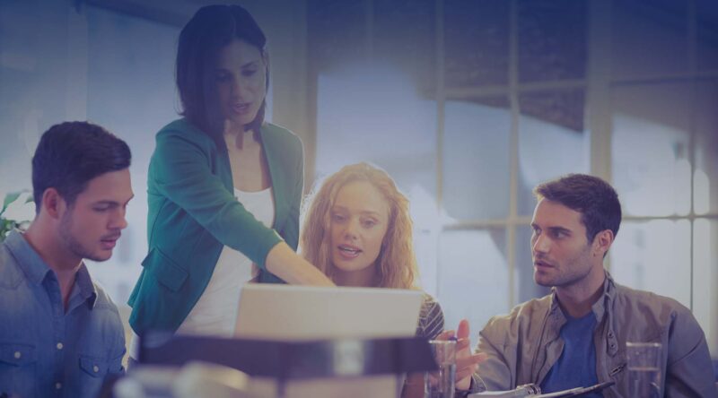 Jóvenes empresarios trabajando