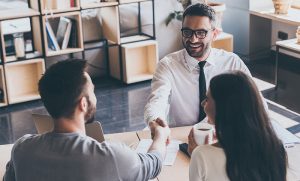 Asesor estrechadno la mano de clientes