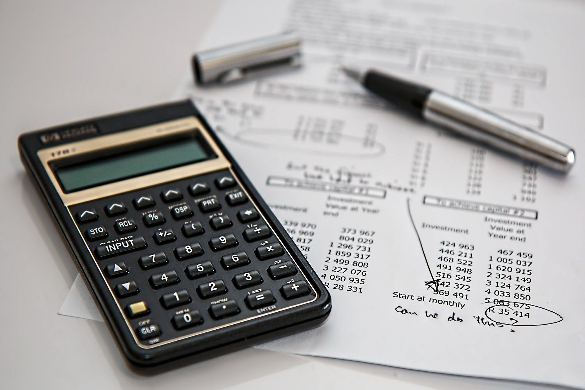 Calculadora sobre papel con información financiera