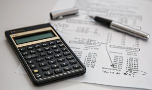 Calculadora y papeles con informes