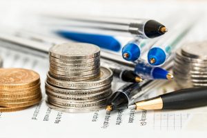 Bolígrafos, papeles y monedas