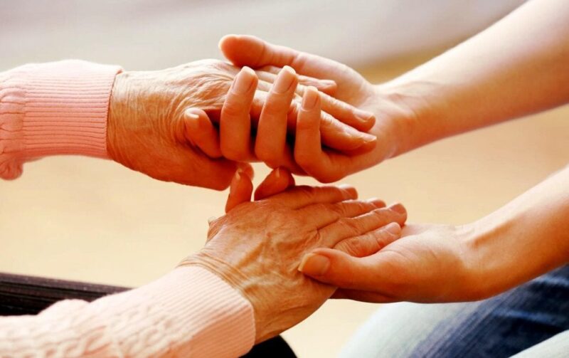 Dos personas sosteniéndose las manos